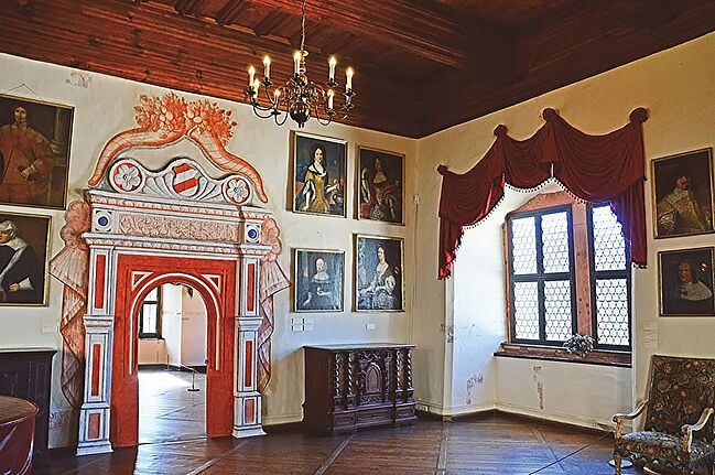 Festsaal mit dem Restaurierten Renaissanceportal (Quelle: Sagensammlung, Bd. 2; L.Hennig - Schloss Rochsburg)