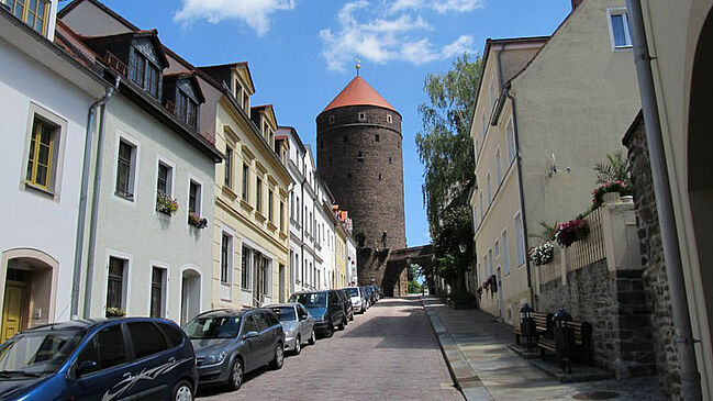 Donatsgasse mit Blick auf den Donatsturm (Quelle: Sagensammlung, Bd. 1; Archivbild Stadt- und Bergbaumuseum Freiberg, Inv.-Nr. 8708, G. Roll)