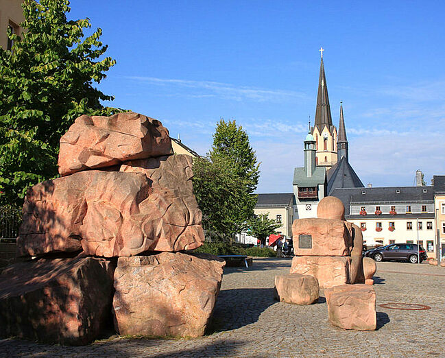 Marktplatz Burgstädt mit Taurasteinmann (Quelle: Sagensammlung, Bd. 2; S. Pretscheck)
