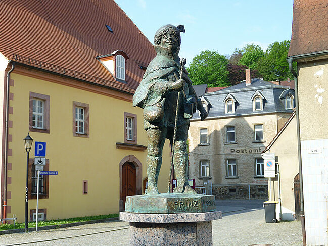 Prinz Lieschen auf dem Marktbrunnen in Lunzenau (Quelle: Sagensammlung, Bd. 1; Archiv Heimat- und Verkehrsverein "Rochlitzer Muldental" e.V.)